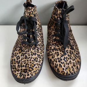 ACO size 6 low top leopard print sneakers